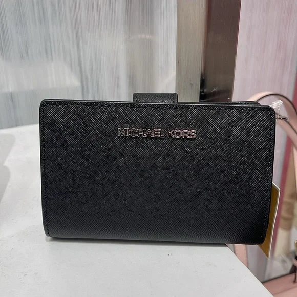 MICHAEL KORS
Medium Crossgrain Leather Wallet
Black
NWT - Picture 13 of 16